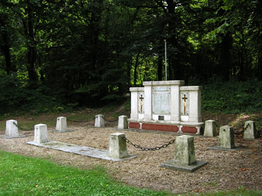Monument-ossuaire au 215ème R.I. #1/2