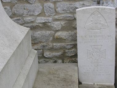 Monument aux officiers anglais Cawley, Bradbury et Campbell #2/3